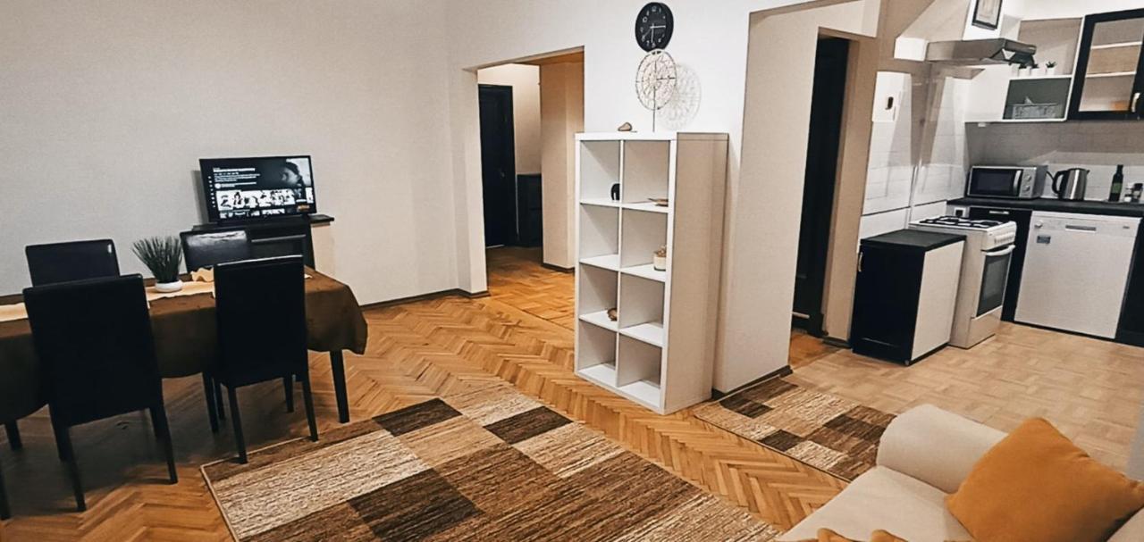 Ideally Located Center 2 Bedrooms Spacious *