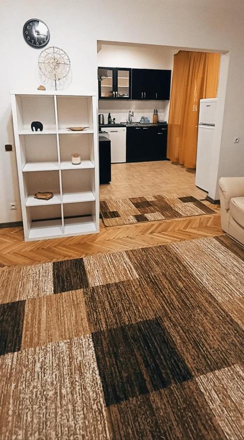 Ideally Located Center 2 Bedrooms Spacious Dzīvoklis