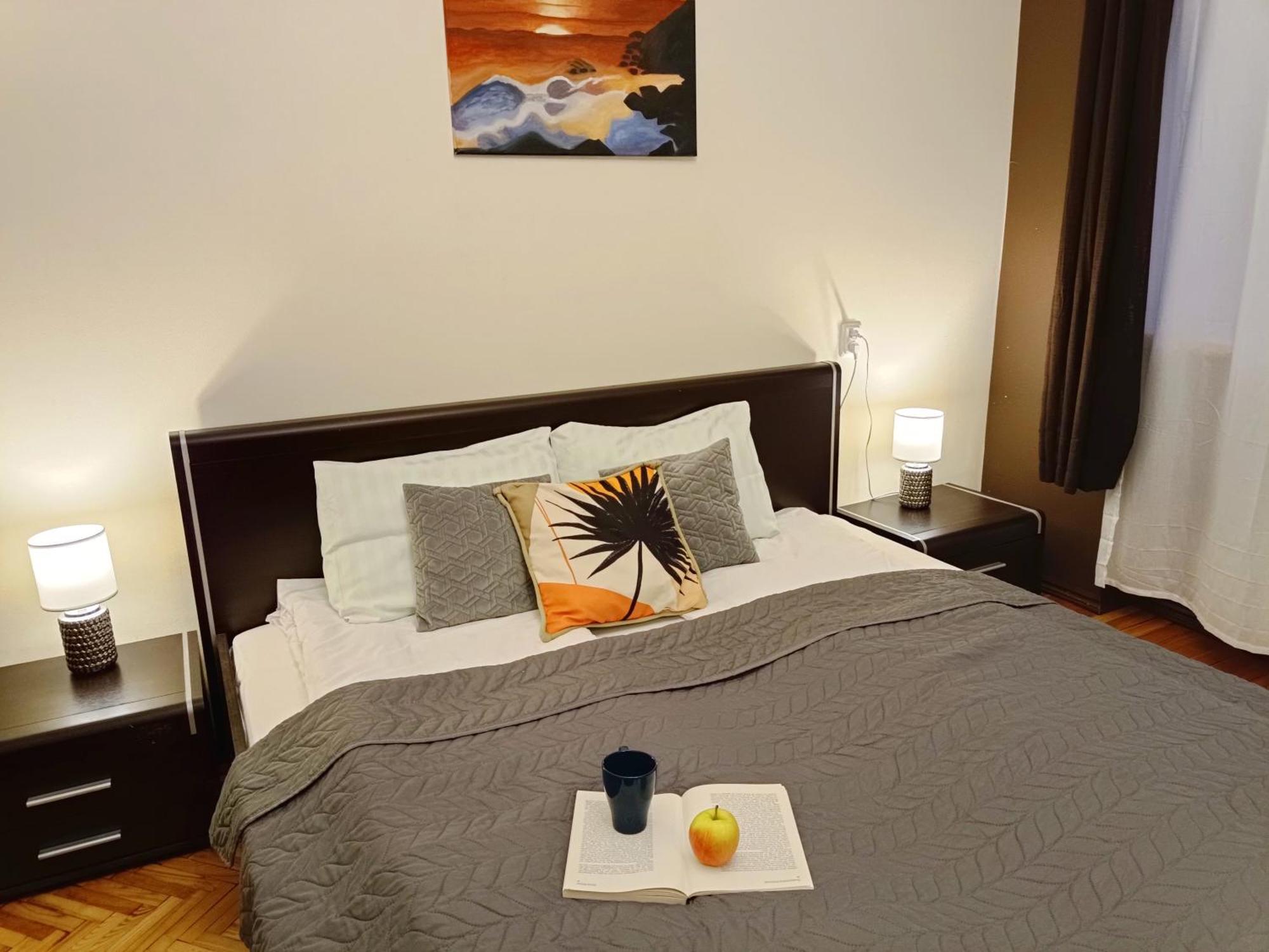 Dzīvoklis Ideally Located Center 2 Bedrooms Spacious Riga